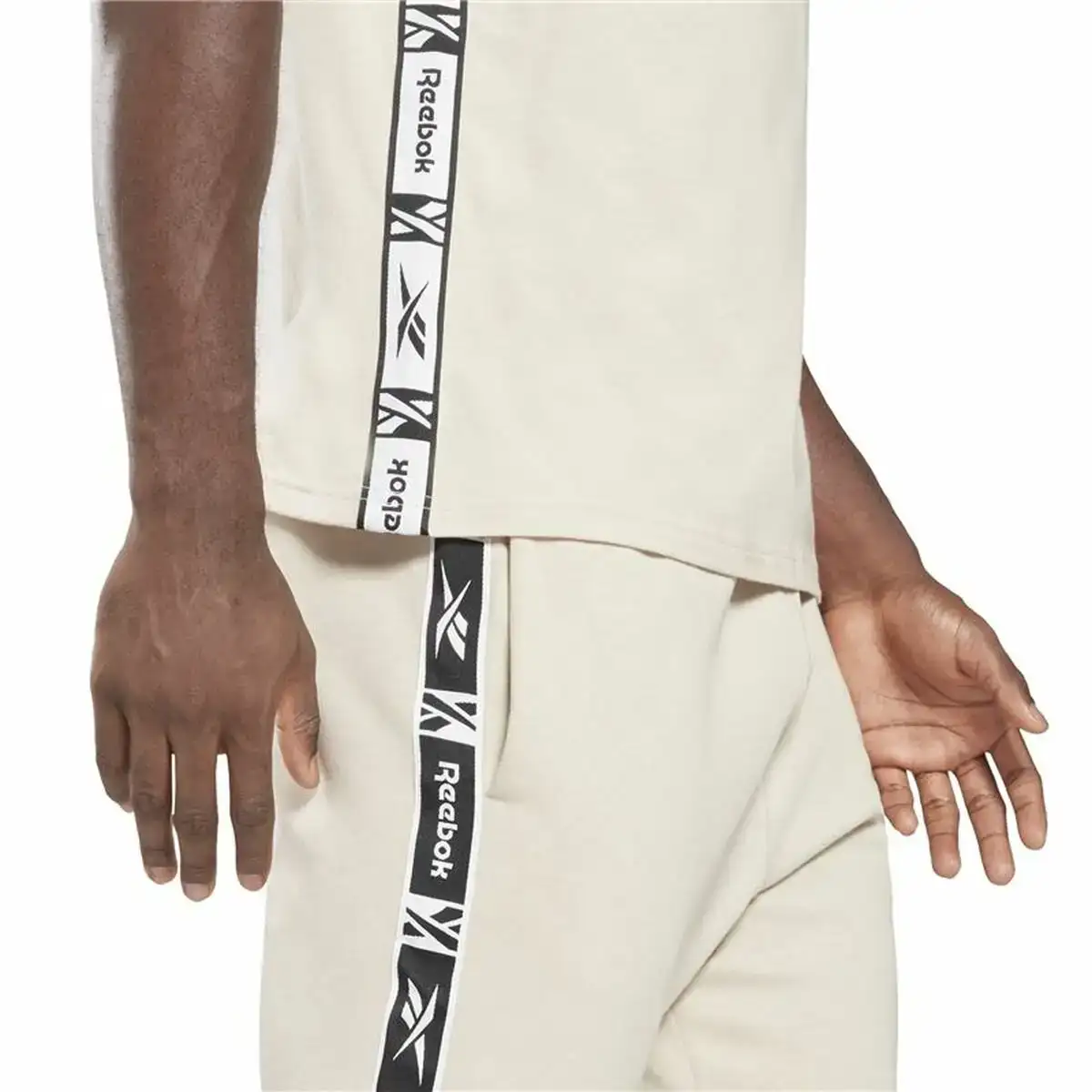 T shirt a manches courtes homme reebok identity tape beige_4224. Bienvenue chez DIAYTAR COTE D'IVOIRE - Où Chaque Détail Fait la Différence. Découvrez notre sélection méticuleuse et choisissez des articles qui répondent à vos exigences.
