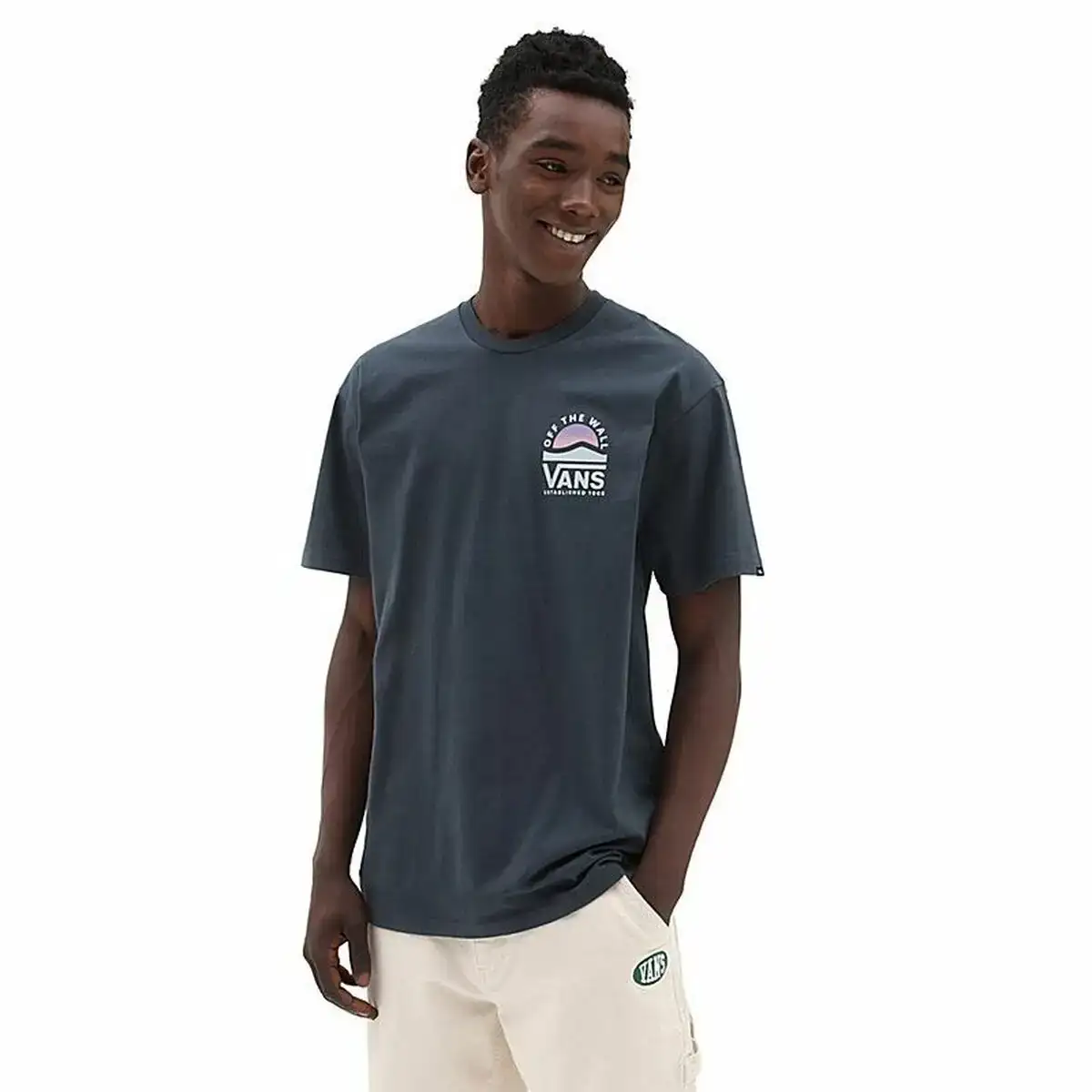 T shirt a manches courtes homme vans side set b bleu fonce_3139. DIAYTAR COTE D'IVOIRE - Votre Paradis Shopping au Cœur du Côte d'Ivoire. Explorez notre boutique en ligne et découvrez des produits conçus pour enchanter chaque aspect de votre vie.