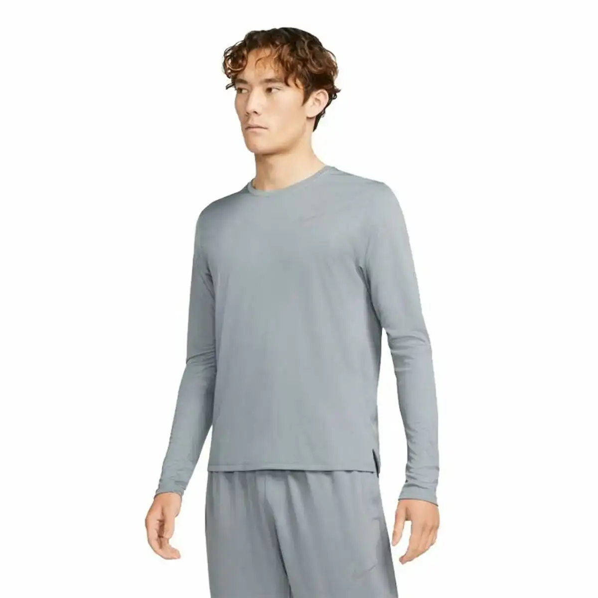 T shirt a manches longues homme nike dri fit miler gris_1509. DIAYTAR COTE D'IVOIRE - Votre Source de Trésors Culturels. Naviguez à travers notre catalogue et trouvez des articles qui mettent en avant la richesse de la culture sénégalaise.