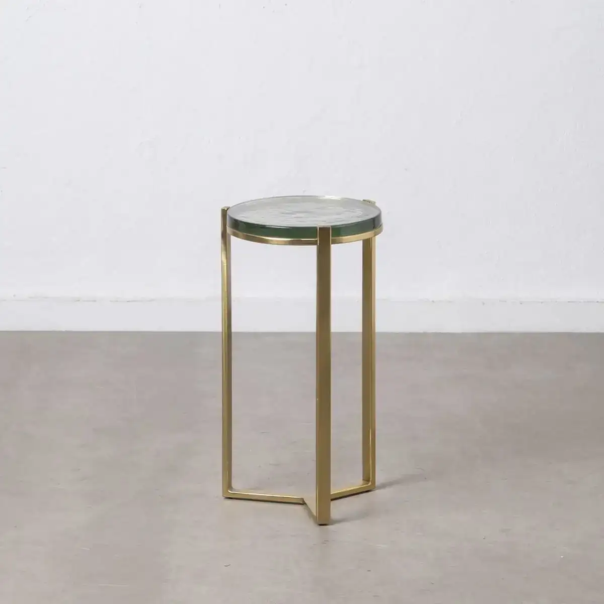 Table d appoint 28 x 28 x 53 5 cm verre dore metal_6312. Entrez dans l'Univers de DIAYTAR COTE D'IVOIRE - Où le Shopping Devient une Découverte. Explorez nos rayons et dénichez des trésors qui illuminent votre quotidien.