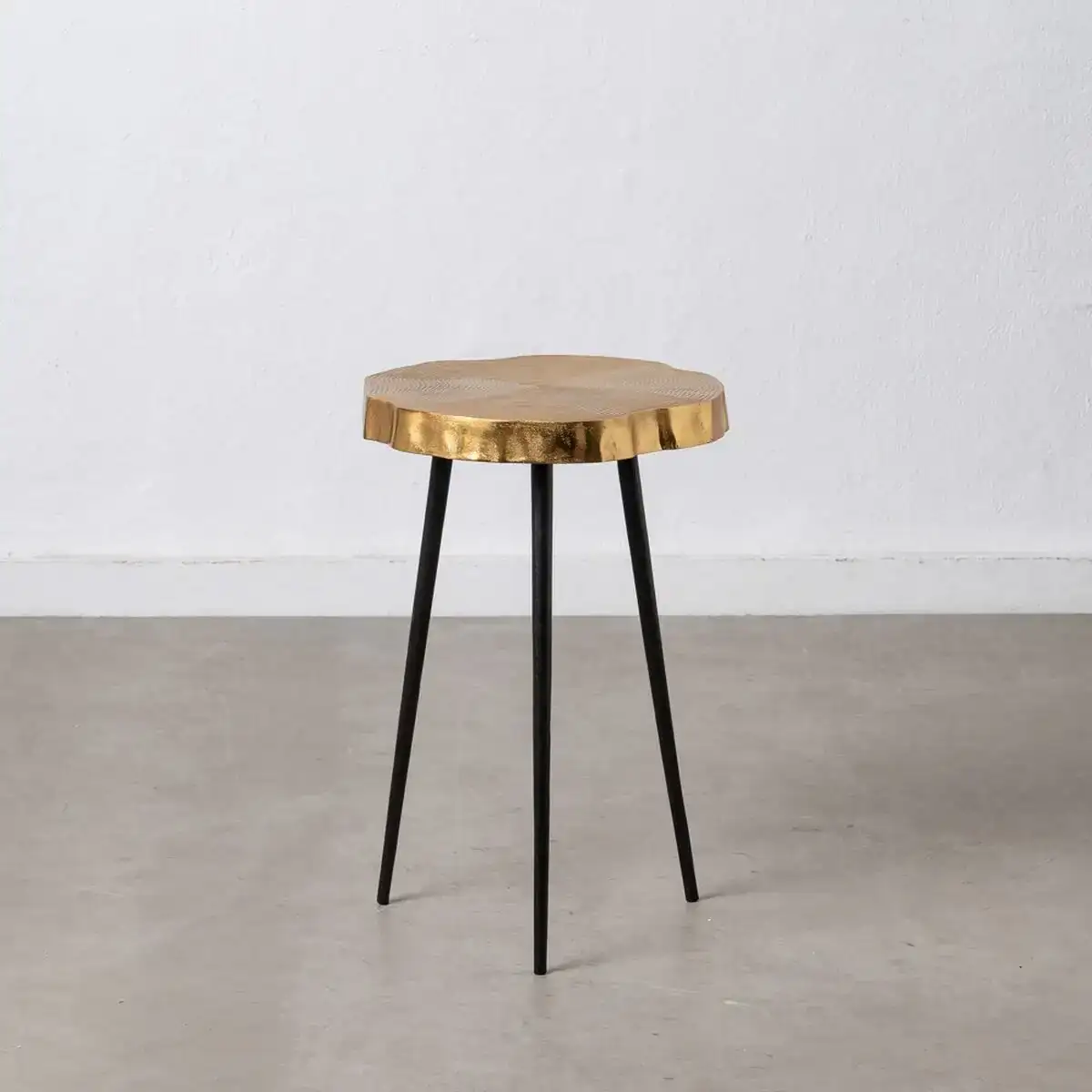 Table d appoint 36 x 36 x 55 cm noir dore metal aluminium_8734. DIAYTAR COTE D'IVOIRE - Là où Chaque Produit est une Trouvaille Unique. Découvrez notre boutique en ligne et trouvez des articles qui vous distinguent par leur originalité.