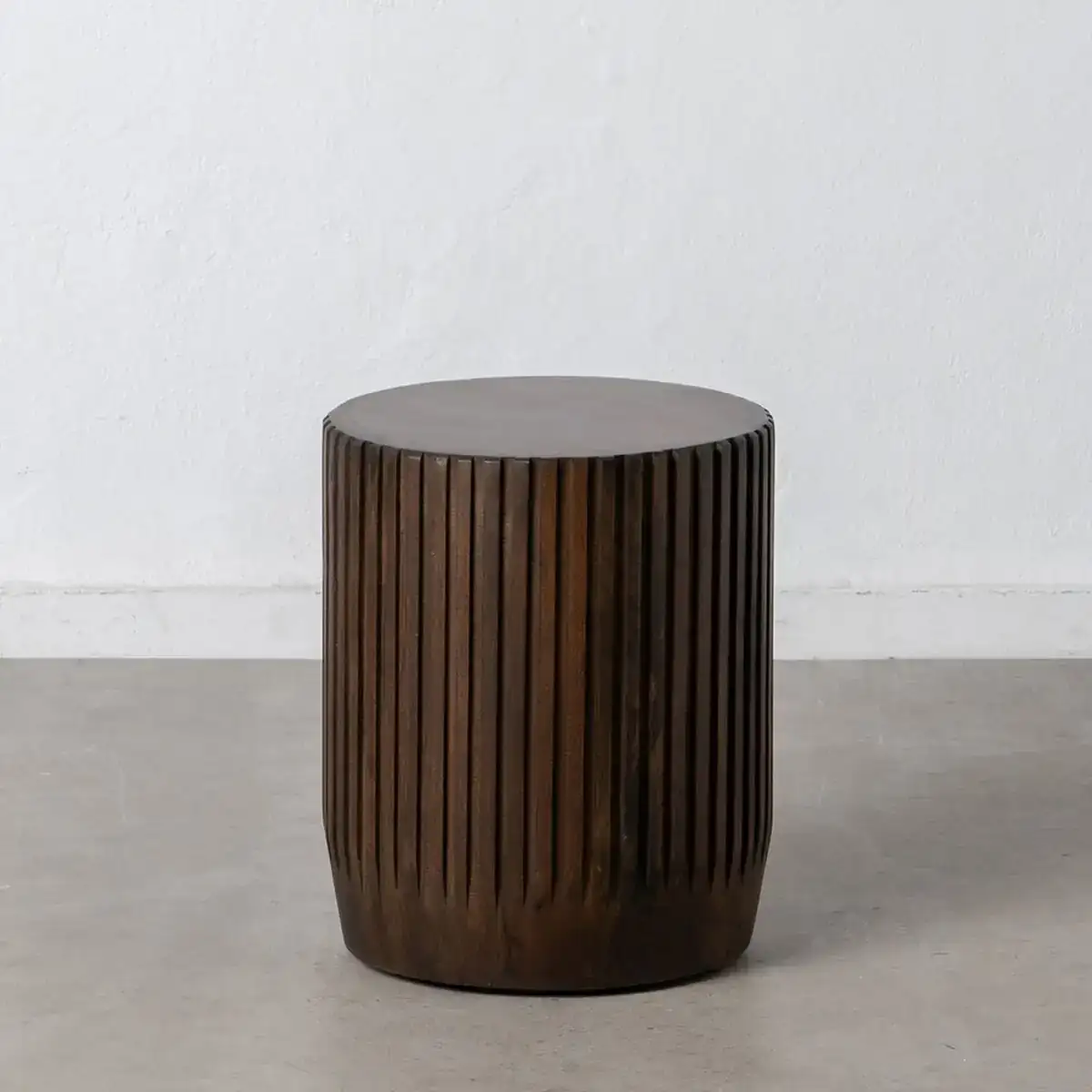Table d appoint 38 x 38 x 45 cm marron bois de manguier_5375. DIAYTAR COTE D'IVOIRE - Votre Source de Trésors Culturels. Naviguez à travers notre catalogue et trouvez des articles qui mettent en avant la richesse de la culture sénégalaise.