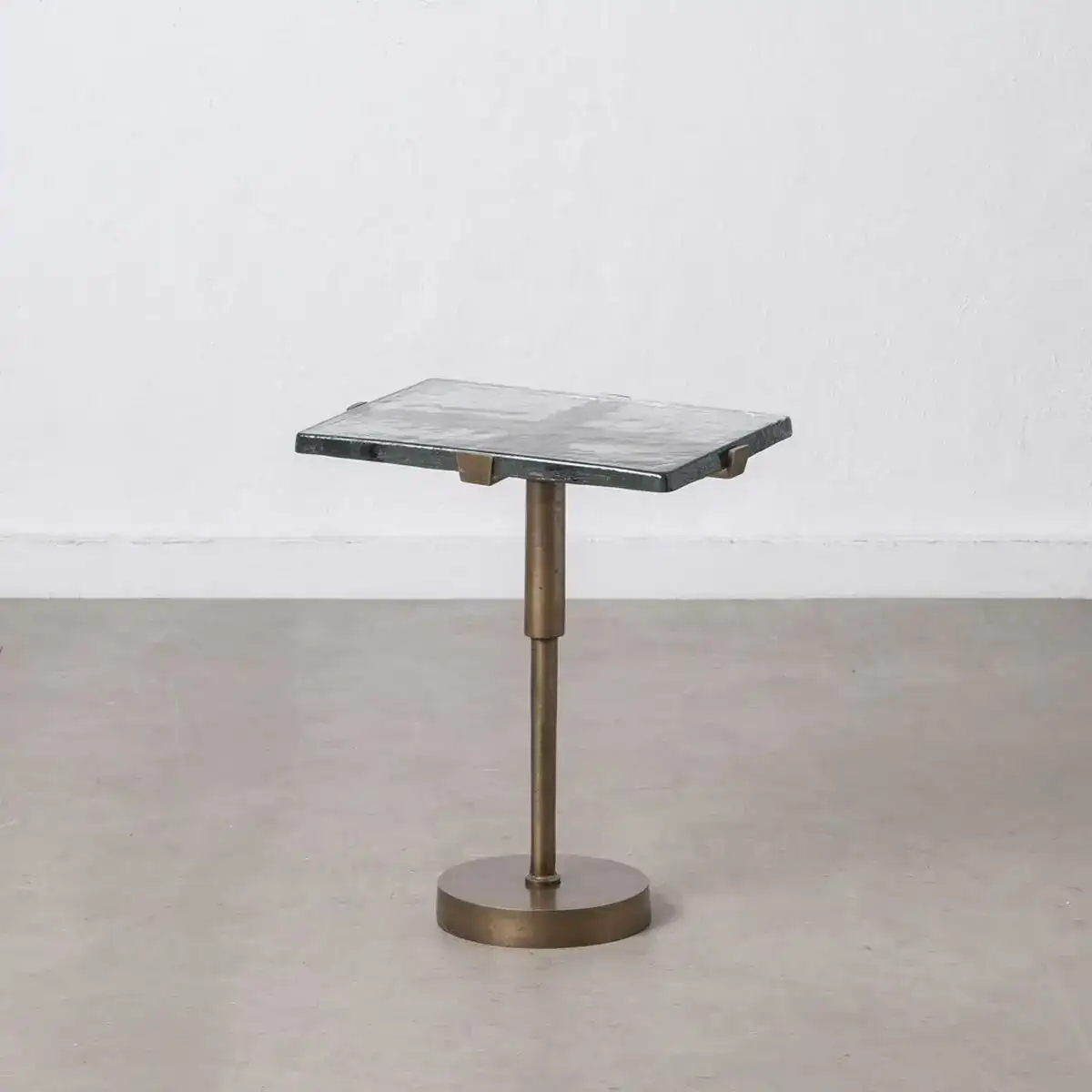 Table d appoint 41 x 31 5 x 49 cm verre dore metal_9467. Bienvenue chez DIAYTAR COTE D'IVOIRE - Où le Shopping Devient un Voyage. Explorez notre plateforme pour dénicher des produits uniques, racontant l'histoire et l'âme du Côte d'Ivoire.