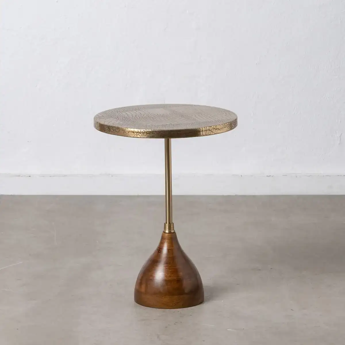 Table d appoint 41 x 41 x 54 cm dore metal bois marron_8567. DIAYTAR COTE D'IVOIRE - Où Chaque Achat Raconte une Histoire. Explorez notre boutique en ligne et créez votre propre narration à travers notre diversité de produits, chacun portant une signification unique.