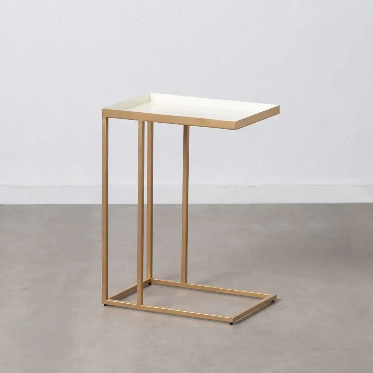 Table d appoint 46 x 30 5 x 62 cm dore creme fer_2383. Bienvenue sur DIAYTAR COTE D'IVOIRE - Votre Destination Shopping à la Côte d'Ivoireaise. Explorez notre boutique en ligne et découvrez une gamme variée de produits qui capturent l'esprit du Côte d'Ivoire.