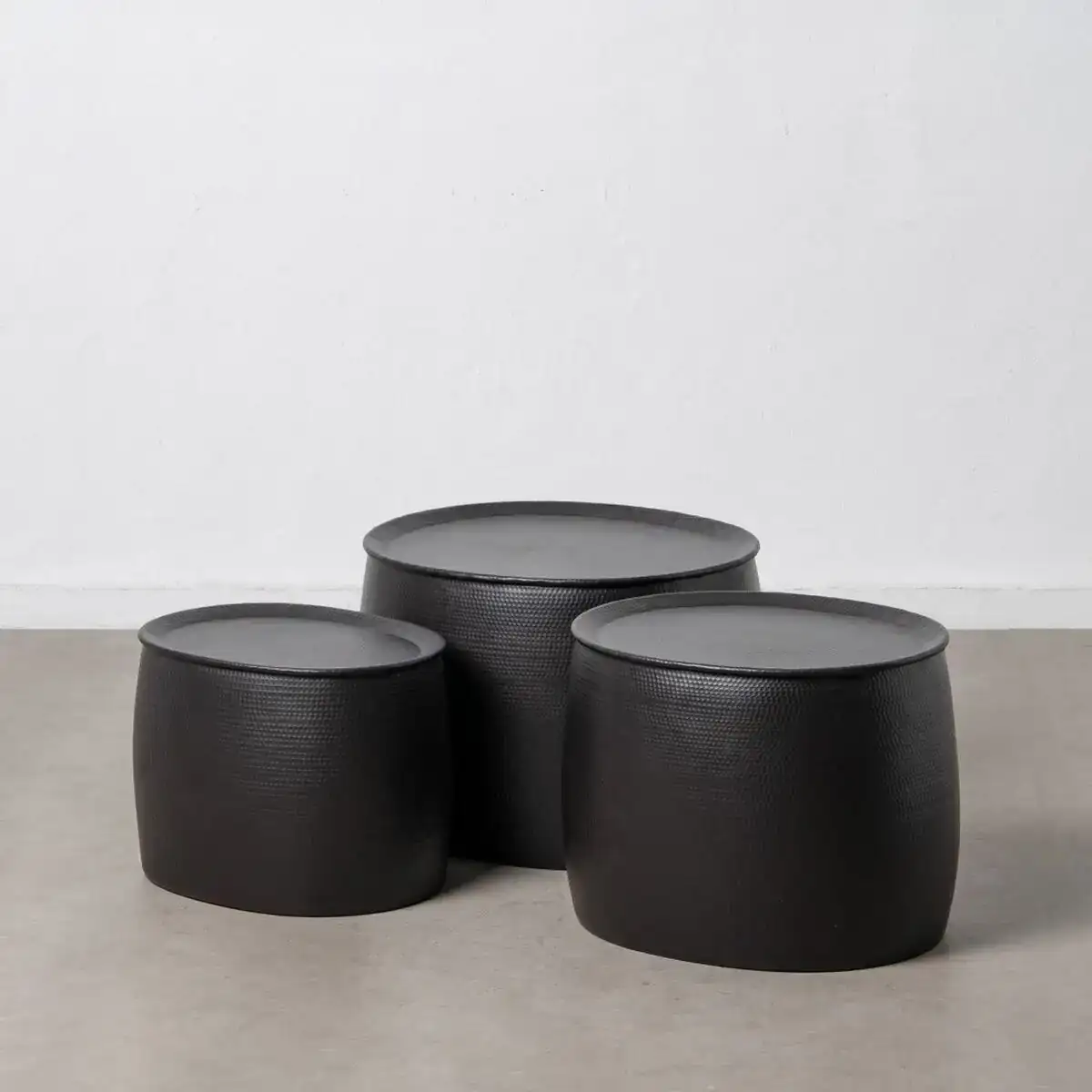 Table d appoint 57 x 51 x 40 cm noir aluminium 3 unites _9340. Entrez dans DIAYTAR COTE D'IVOIRE - Où Chaque Détail Compte. Explorez notre boutique en ligne pour trouver des produits de haute qualité, soigneusement choisis pour répondre à vos besoins et vos désirs.