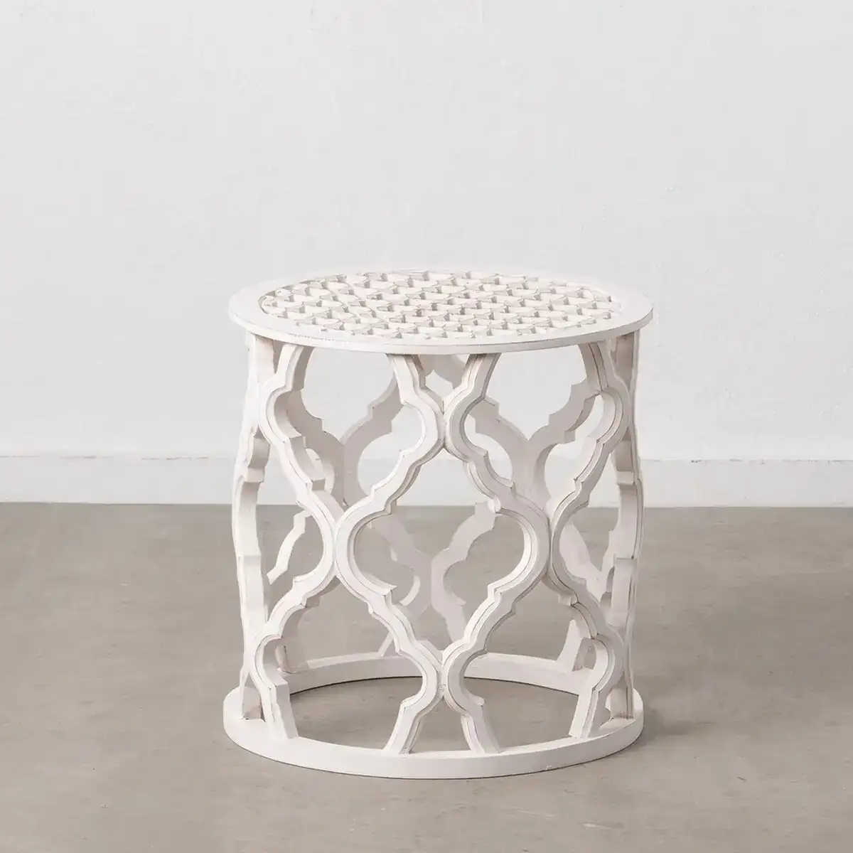 Table d appoint blanc bois mdf 50 x 50 x 52 cm dmf_5580. DIAYTAR COTE D'IVOIRE - L'Art de Vivre l'Élégance Accessible. Parcourez notre gamme variée et choisissez des produits qui ajoutent une touche de sophistication à votre style.