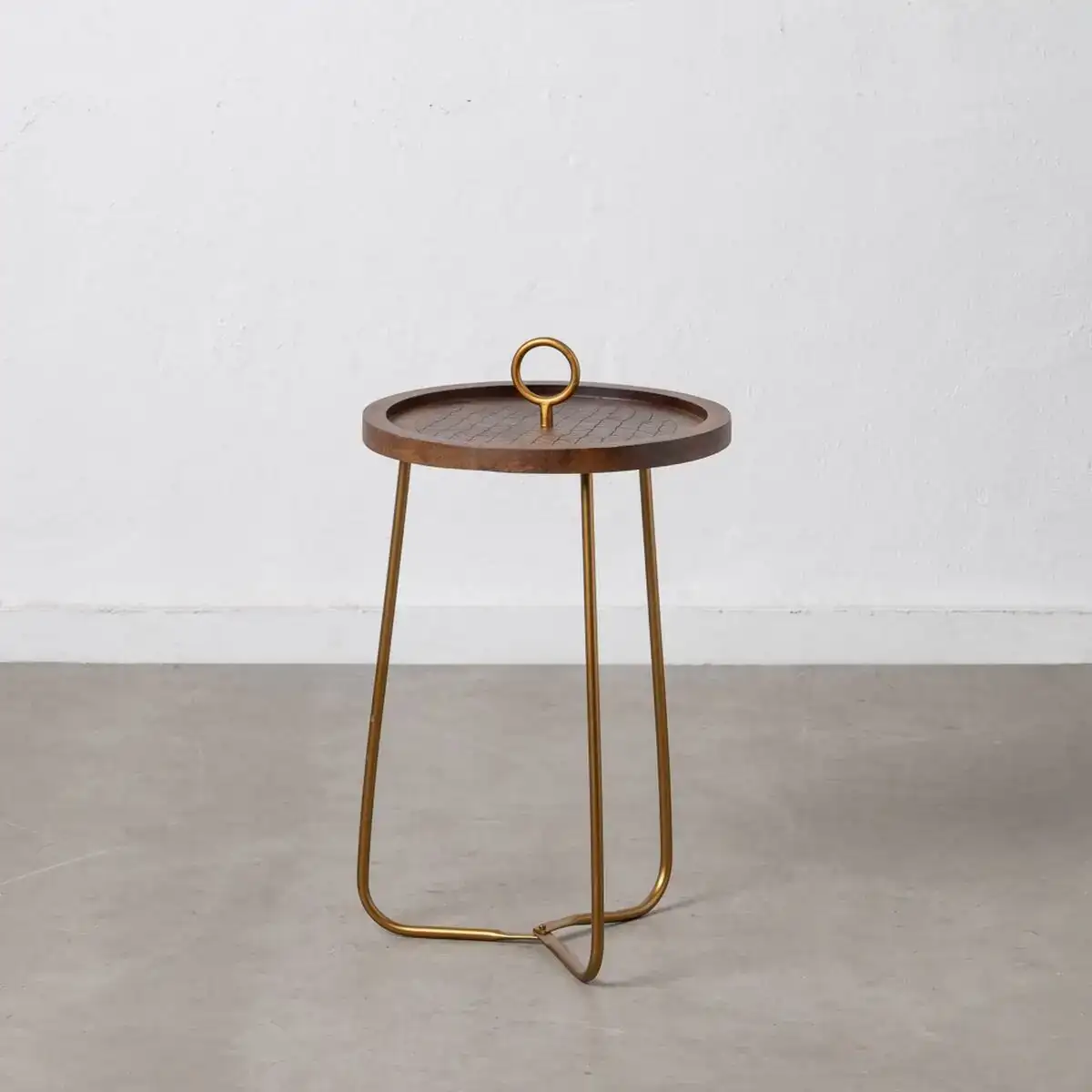 Table d appoint dore bois marron fer 38 x 38 x 66 cm_3972. Bienvenue chez DIAYTAR COTE D'IVOIRE - Où Choisir est un Voyage. Plongez dans notre plateforme en ligne pour trouver des produits qui ajoutent de la couleur et de la texture à votre quotidien.