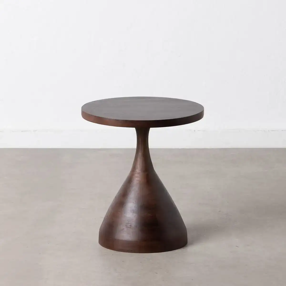 Table d appoint marron bois de manguier 38 x 38 x 43 cm_4302. Bienvenue sur DIAYTAR COTE D'IVOIRE - Où Choisir est un Voyage Sensoriel. Plongez dans notre catalogue et trouvez des produits qui éveillent vos sens et embellissent votre quotidien.