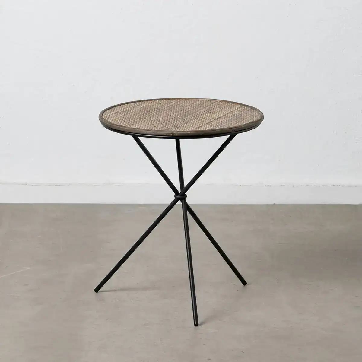 Table d appoint naturel noir metal bambou 48 x 48 x 54 cm_3185. DIAYTAR COTE D'IVOIRE - Où Chaque Détail Fait la Différence. Parcourez notre sélection soignée et choisissez des articles qui rehaussent votre quotidien, du fonctionnel à l'esthétique.