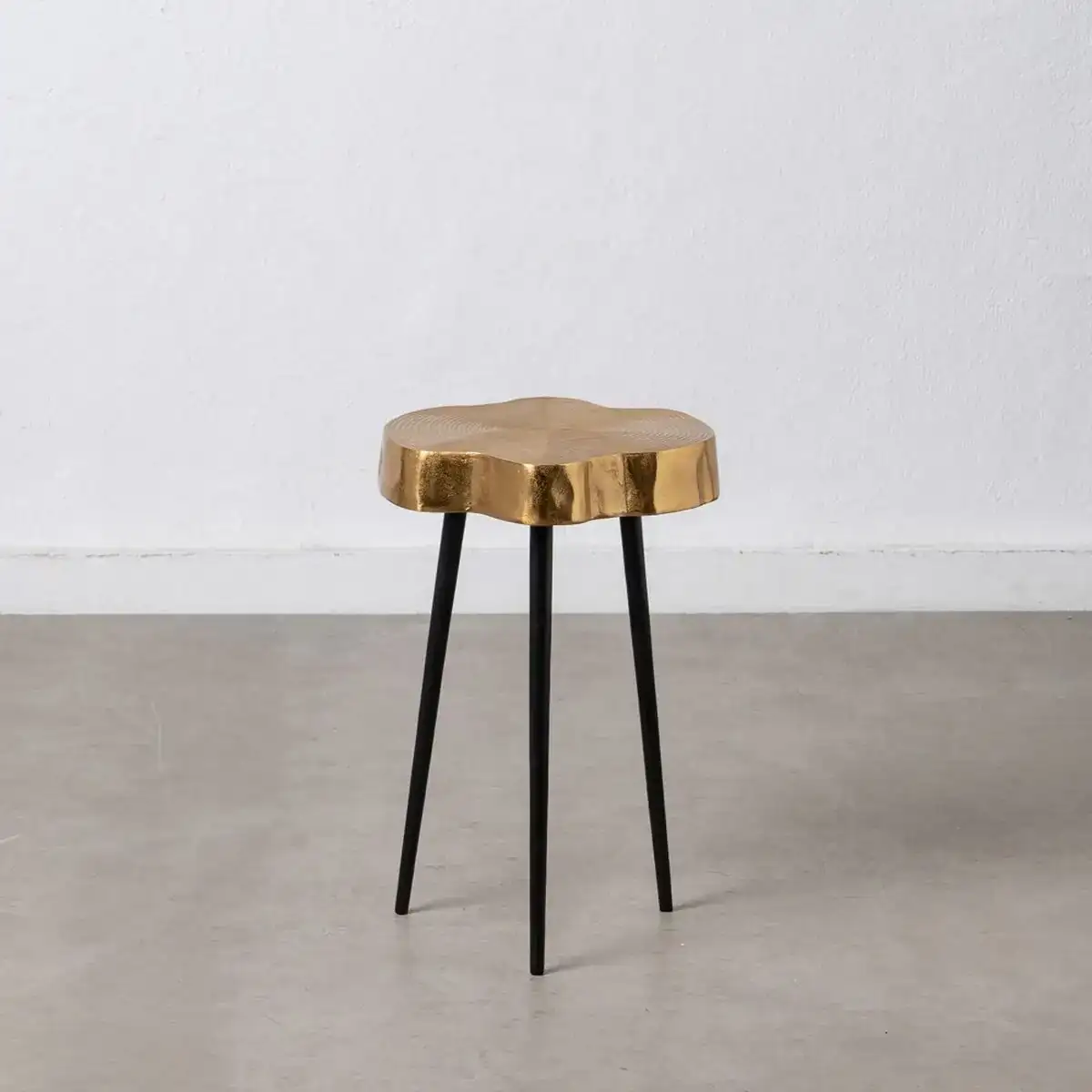 Table d appoint noir dore metal aluminium 30 x 30 x 47 cm_7376. DIAYTAR COTE D'IVOIRE - Votre Passage vers l'Éclat et la Beauté. Explorez notre boutique en ligne et trouvez des produits qui subliment votre apparence et votre espace.