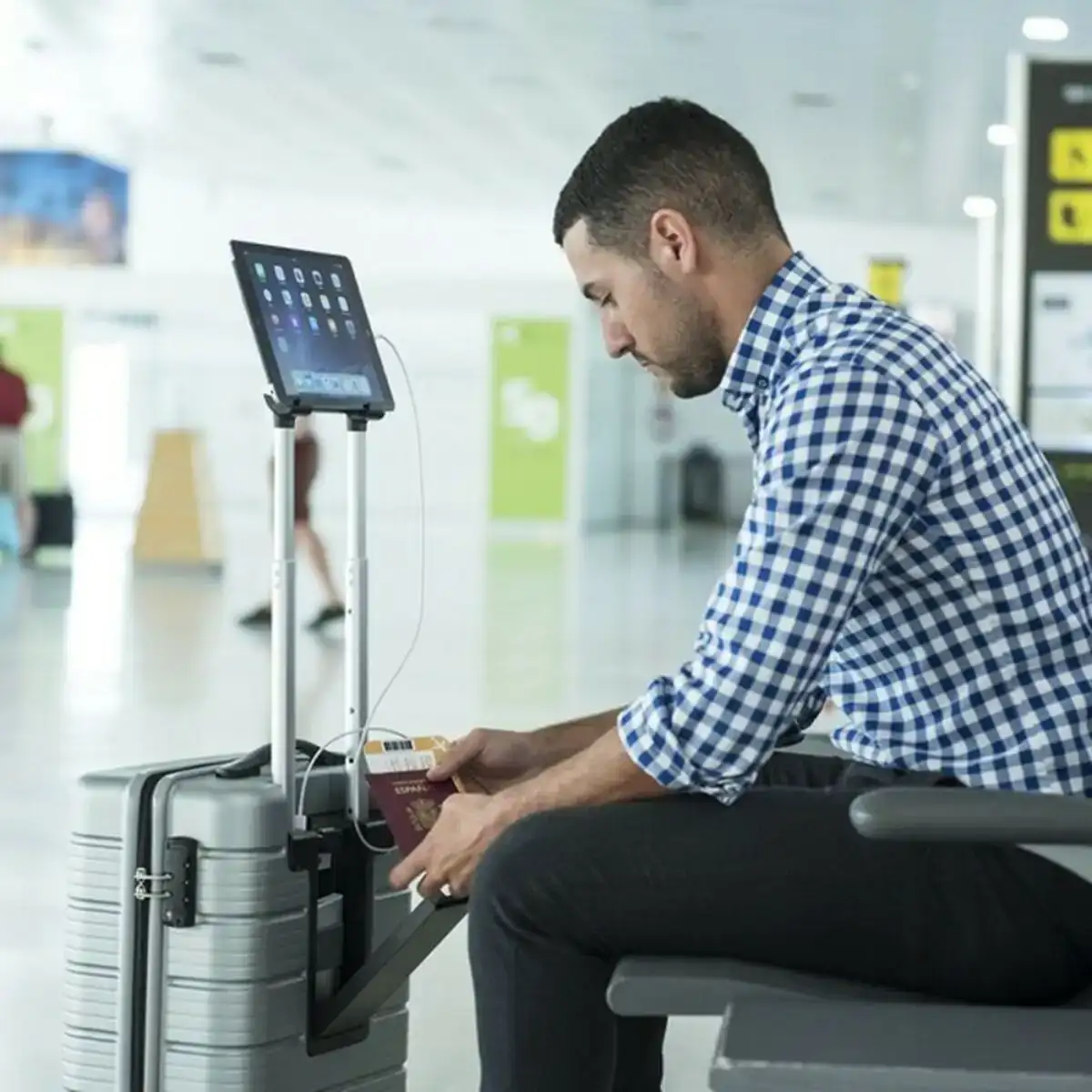 Trolley avec chargeur usb et support pour tablette unfreeze pad 146016 1 unites _5714. DIAYTAR COTE D'IVOIRE - Là où Chaque Produit Est une Trouvaille. Explorez notre sélection minutieuse et découvrez des articles qui correspondent à votre style de vie et à vos aspirations.