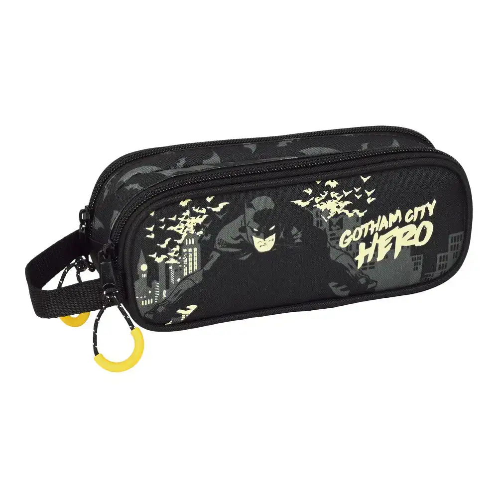 Trousse d ecolier batman hero noir 21 x 8 x 6 cm _8244. DIAYTAR COTE D'IVOIRE - Votre Passage vers le Raffinement. Plongez dans notre univers de produits exquis et choisissez des articles qui ajoutent une touche de sophistication à votre vie.