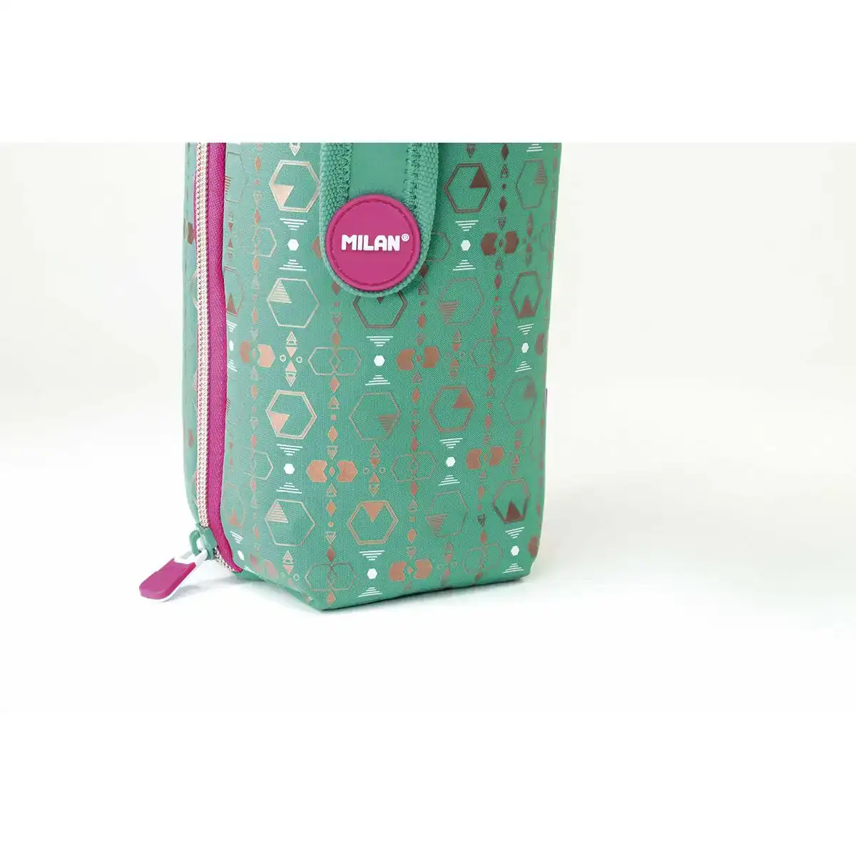 Trousse scolaire avec accessoires milan copper iii 22 5 x 11 5 x 11 cm vert_3475. Bienvenue chez DIAYTAR COTE D'IVOIRE - Où Chaque Article Est une Découverte. Naviguez à travers nos offres et laissez-vous surprendre par des trésors cachés qui enrichiront votre vie.