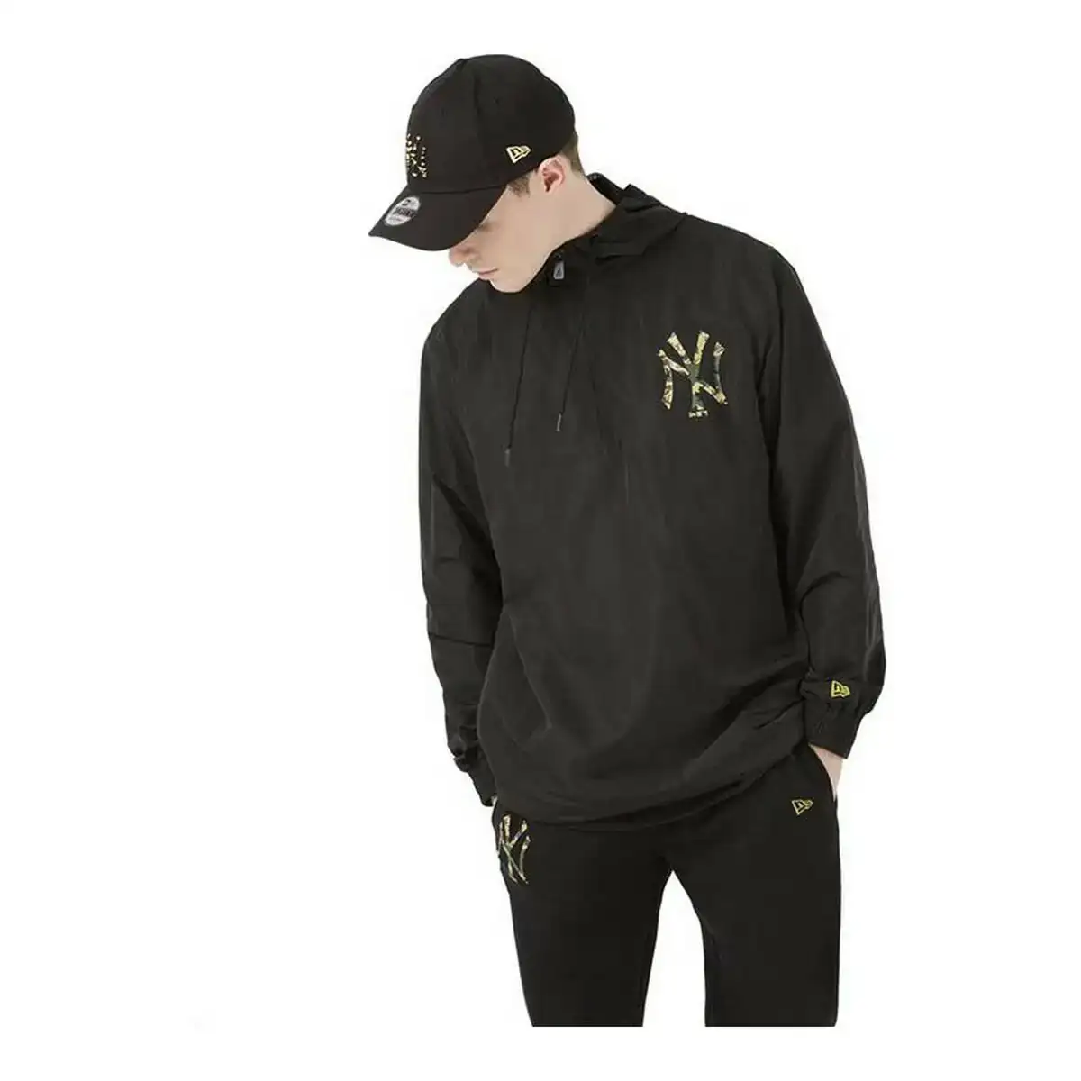 Veste coupe vent new era nyy noir_1225. Entrez dans l'Univers de DIAYTAR COTE D'IVOIRE - Où Chaque Produit est une Découverte. Explorez notre gamme variée et trouvez des articles qui vous surprennent et vous inspirent.