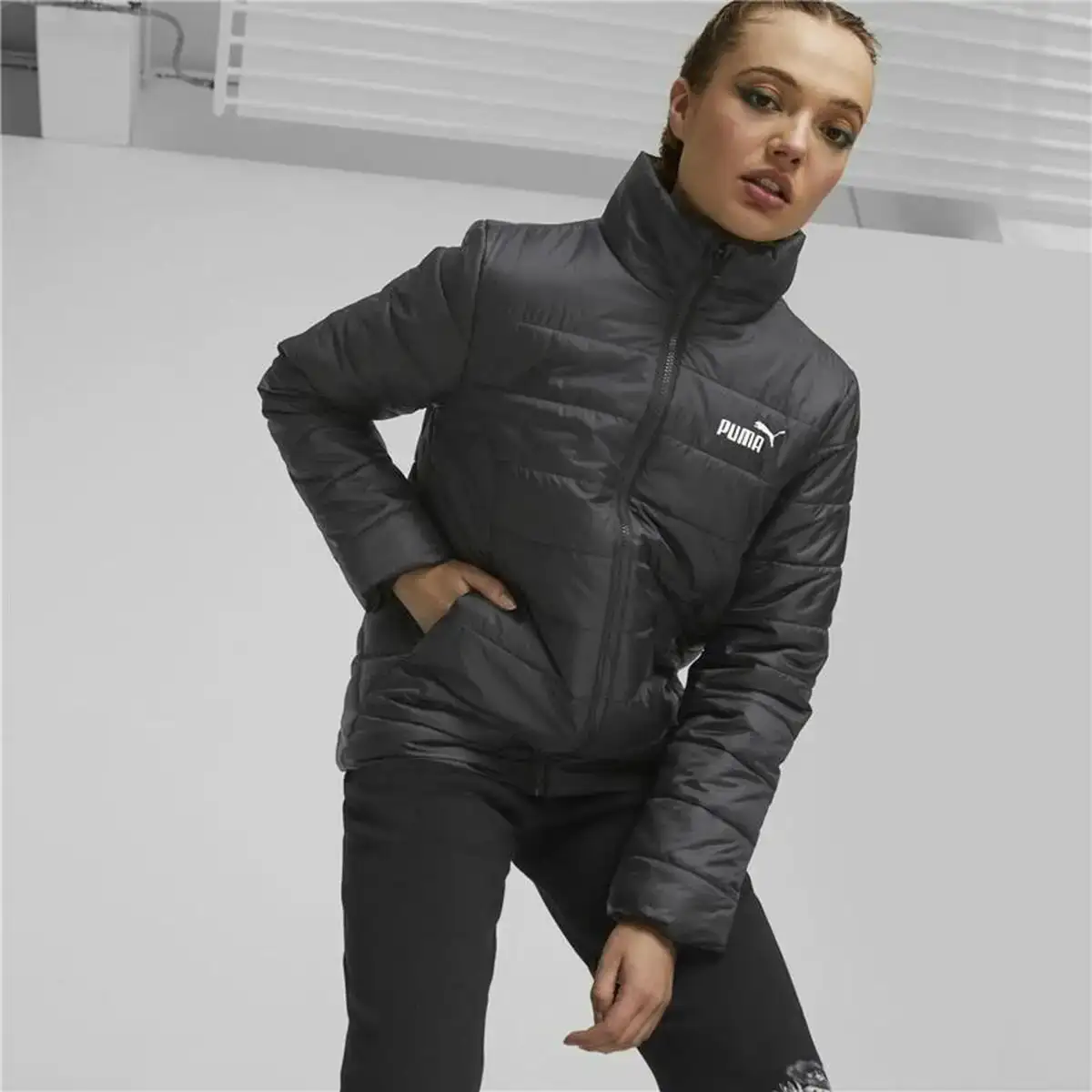 Veste de sport pour femme puma essentials noir_4233. DIAYTAR COTE D'IVOIRE - L'Art de Vivre le Shopping Authentique. Découvrez notre boutique en ligne et trouvez des produits qui célèbrent la culture et l'héritage du Côte d'Ivoire.