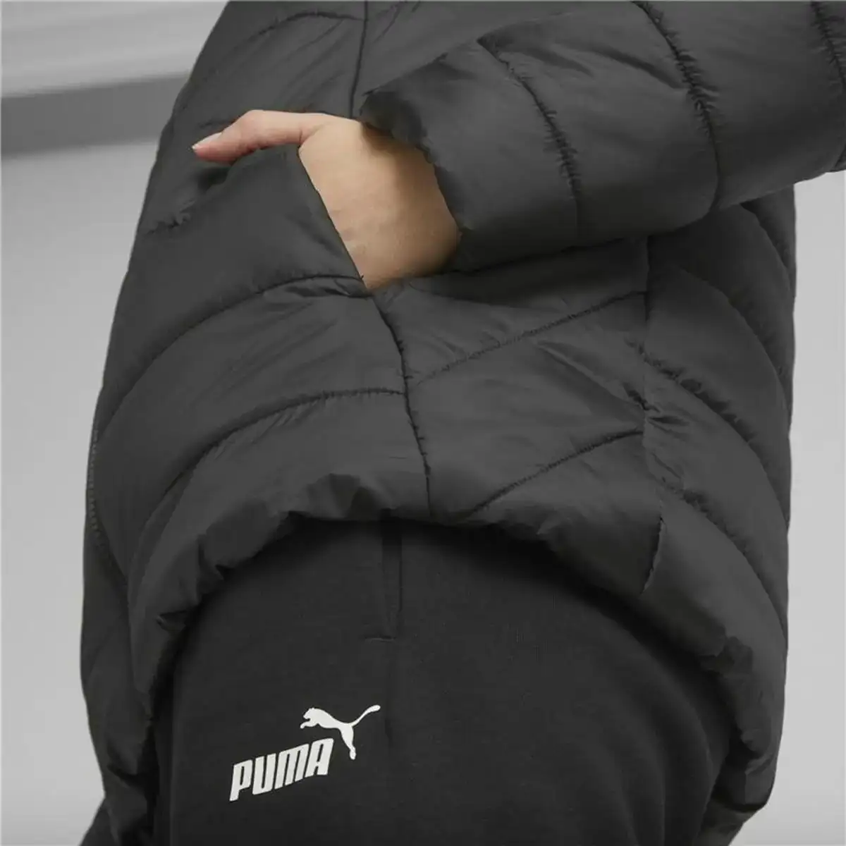 Veste de sport pour femme puma essentials noir_4796. DIAYTAR COTE D'IVOIRE - Votre Oasis de Shopping en Ligne. Explorez notre boutique et découvrez des produits qui ajoutent une touche de magie à votre quotidien.
