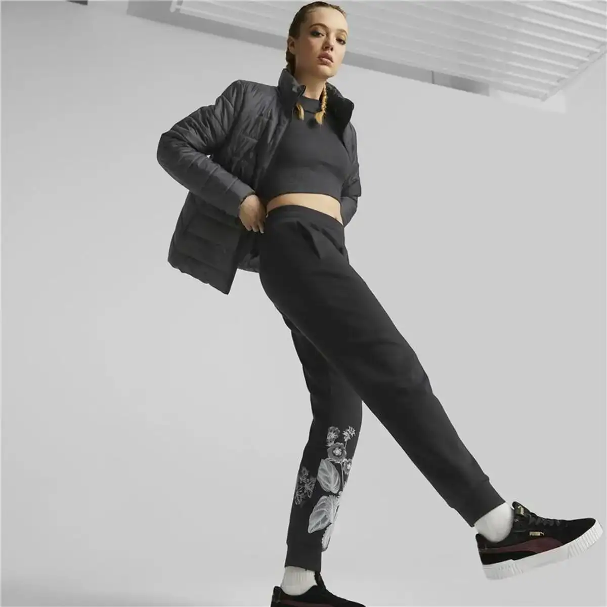 Veste de sport pour femme puma essentials noir_4850. Bienvenue chez DIAYTAR COTE D'IVOIRE - Où Chaque Produit a son Âme. Découvrez notre gamme et choisissez des articles qui résonnent avec votre personnalité et vos valeurs.