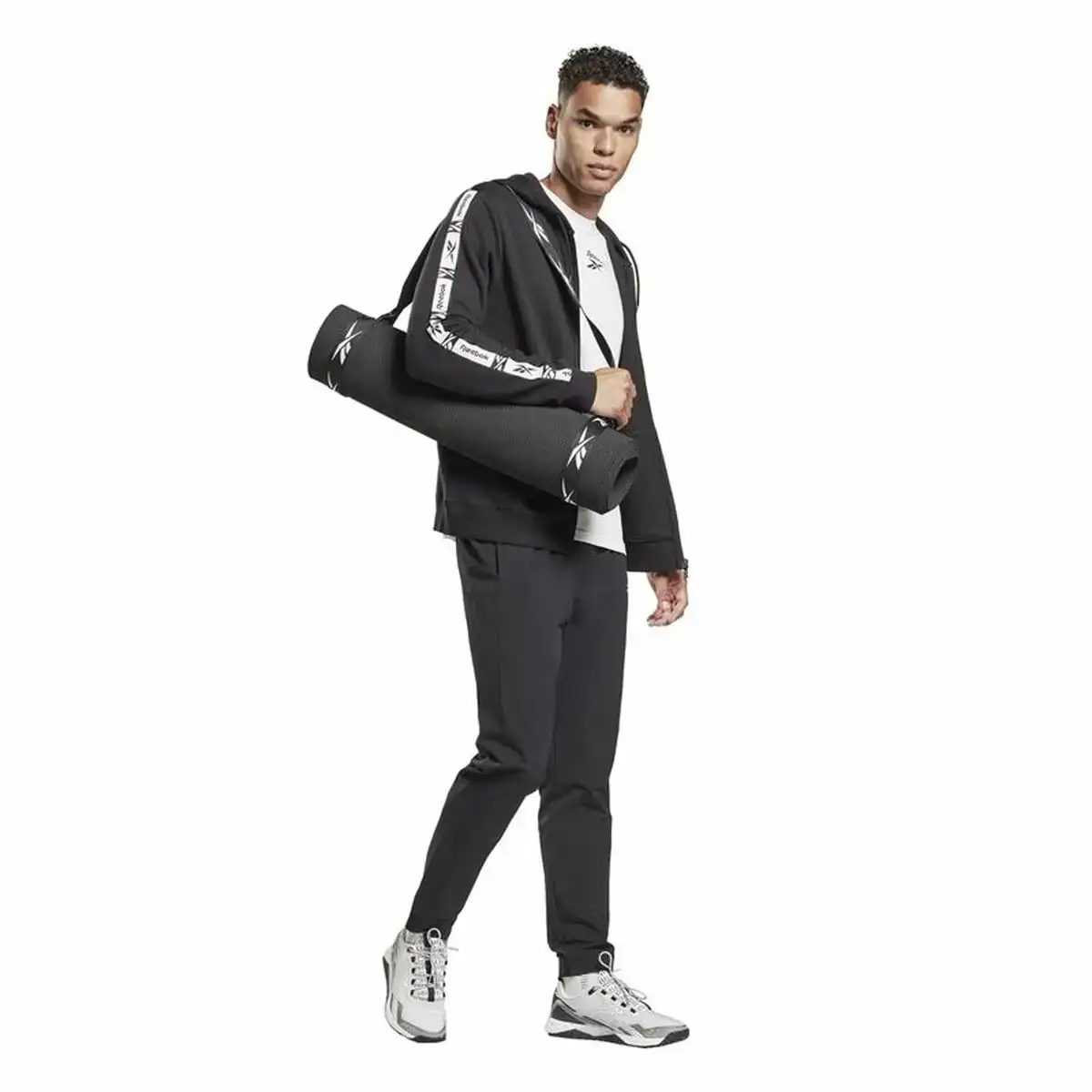 Veste de sport pour homme reebok identity tape fz noir_2135. DIAYTAR COTE D'IVOIRE - Votre Passage vers le Raffinement. Plongez dans notre univers de produits exquis et choisissez des articles qui ajoutent une touche de sophistication à votre vie.