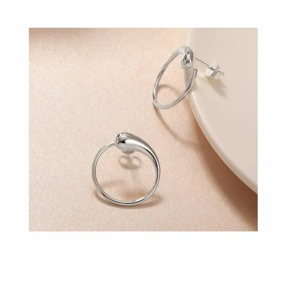 Boucles d oreilles femme mockberg mo786 argent_9765. DIAYTAR COTE D'IVOIRE - Où Chaque Achat Raconte une Histoire. Explorez notre boutique en ligne et créez votre propre narration à travers notre diversité de produits, chacun portant une signification unique.