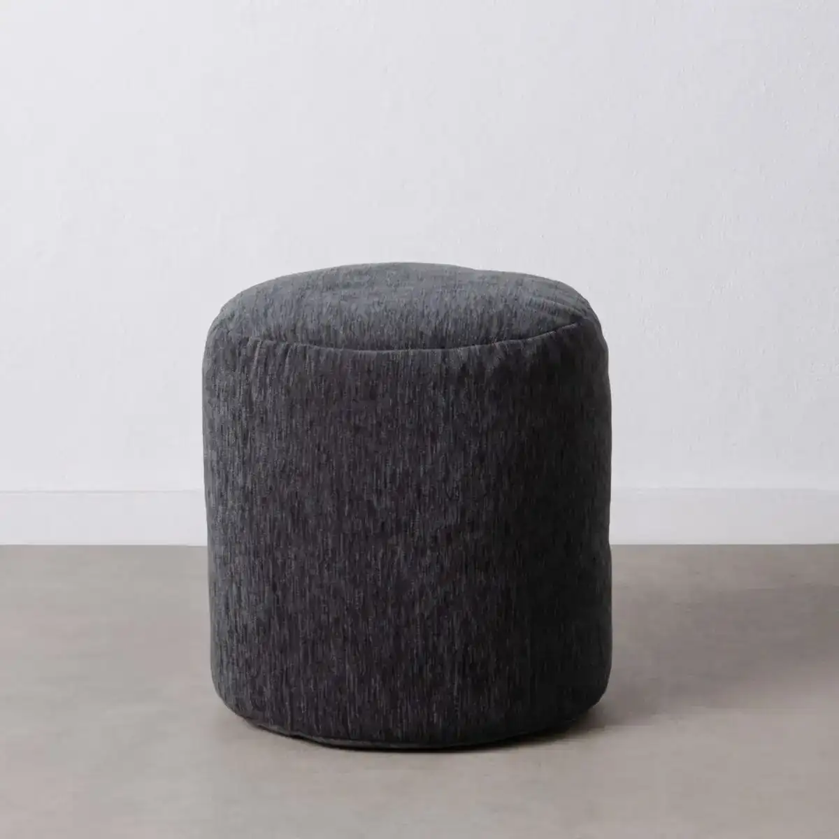 Pouf polyester gris fonce 45 x 45 x 45 cm acrylique_8884. Entrez dans l'Univers de DIAYTAR COTE D'IVOIRE - Où Chaque Produit a son Histoire. Explorez notre catalogue et découvrez des trésors qui racontent la riche culture du Côte d'Ivoire.