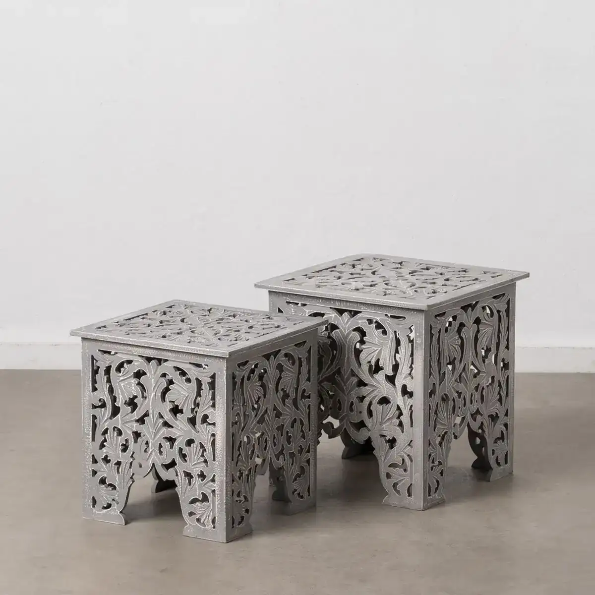 Table d appoint 45 x 45 x 47 cm gris dmf_7807. DIAYTAR COTE D'IVOIRE - L'Art de Choisir, l'Art de Se Distinquer. Naviguez à travers notre catalogue et choisissez des produits qui ajoutent une note d'élégance à votre style unique.