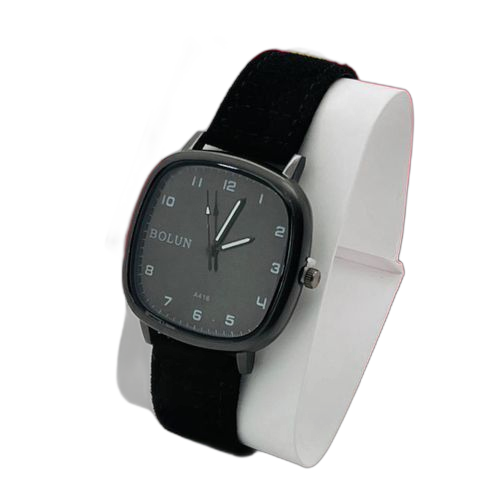Montre bracelet homme en simili daim noir. fond noir