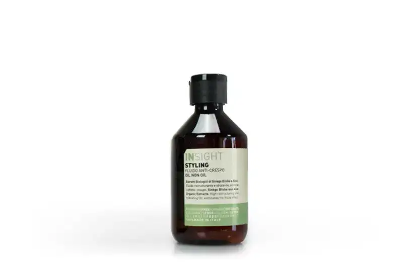 Insight oil fluide de modelage non oil 250ml_1640. Bienvenue chez DIAYTAR COTE D'IVOIRE - Où Chaque Objet a sa Propre Histoire. Découvrez notre sélection soigneusement choisie et choisissez des produits qui racontent le patrimoine sénégalais.