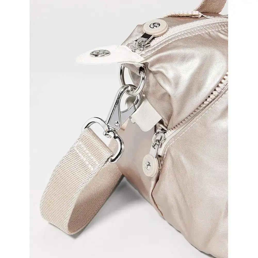 Sac a main kipling art mini silver 28 x 235 x 185 cm reconditionne aplus_2375. Bienvenue chez DIAYTAR COTE D'IVOIRE - Où Chaque Achat est un Geste d'Amour. Découvrez notre sélection minutieuse et choisissez des articles qui témoignent de votre passion.
