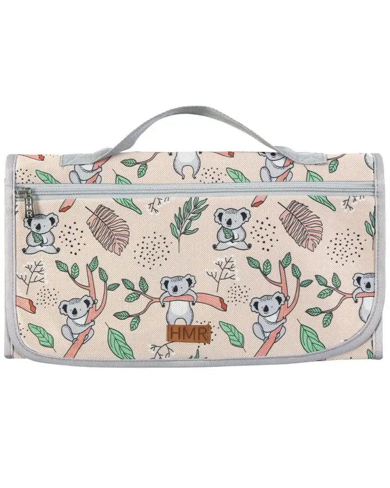 Tapis a langer portable koala_4328. DIAYTAR COTE D'IVOIRE - Votre Escapade Shopping Virtuelle. Explorez notre boutique en ligne et dénichez des trésors qui évoquent la culture et le savoir-faire sénégalais, un clic à la fois.