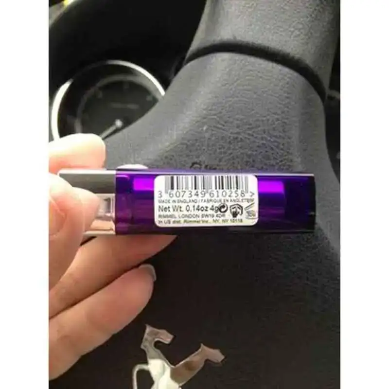 Rouge a levres rimmel london 2_6723. DIAYTAR COTE D'IVOIRE - Où Choisir est un Plaisir. Explorez notre boutique en ligne et choisissez parmi des produits de qualité qui satisferont vos besoins et vos goûts.