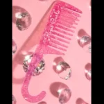 Peigne de douche suspendu rose rizos curls_8450. DIAYTAR COTE D'IVOIRE - Votre Escapade Shopping Virtuelle. Explorez notre boutique en ligne et dénichez des trésors qui évoquent la culture et le savoir-faire sénégalais, un clic à la fois.