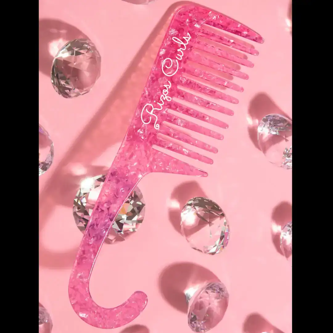Peigne de douche suspendu rose rizos curls_8450. DIAYTAR COTE D'IVOIRE - Votre Escapade Shopping Virtuelle. Explorez notre boutique en ligne et dénichez des trésors qui évoquent la culture et le savoir-faire sénégalais, un clic à la fois.