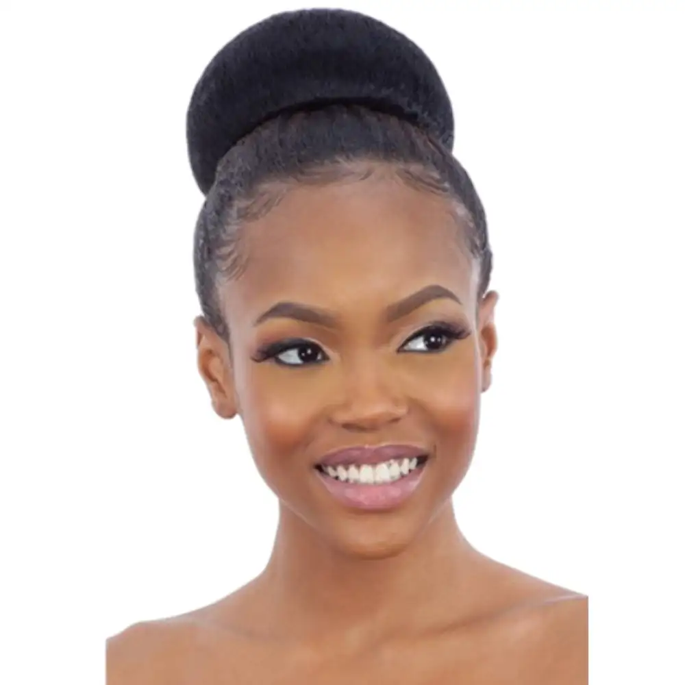 Model model chignon synthetique rose berry_3907. DIAYTAR COTE D'IVOIRE - Là où Choisir est un Acte d'Amour pour le Côte d'Ivoire. Explorez notre gamme et choisissez des produits qui célèbrent la culture et l'artisanat du pays.