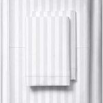 Draps de lit rayés en satin 100 % coton égyptien 600. Préparez-vous à des économies massives avec DIAYTAR COTE D'IVOIRE . Nous offrons une sélection variée de produits discount, allant des articles ménagers aux gadgets en passant par l'électronique et la mode. Achetez intelligemment et profitez de prix avantageux sur tous vos achats chez nous.