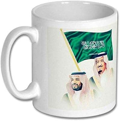 Tasse en céramique pour la fête nationale saoudienne avec l'image du roi. DIAYTAR COTE D'IVOIRE, la référence des bonnes affaires en ligne ! Explorez notre boutique et découvrez une sélection variée de produits, de la maison à l'informatique en passant par la mode et les gadgets. Profitez de nos prix compétitifs et achetez en toute confiance. Faites de DIAYTAR COTE D'IVOIRE  votre allié shopping, vous ne le regretterez pas.
