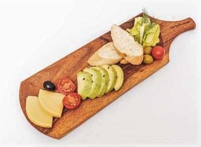 Assiette à collation avec poignée the earthy house | plateau de service en bois. DIAYTAR COTE D'IVOIRE  - La boutique en ligne qui vous offre des prix imbattables sur une large gamme de produits discount. Ajoutez du style à votre maison avec nos articles de décoration, simplifiez votre quotidien avec des électroménagers modernes, restez connecté avec nos gadgets technologiques et adoptez les dernières tendances de la mode sans vous ruiner. Faites de bonnes affaires à chaque achat chez nous !