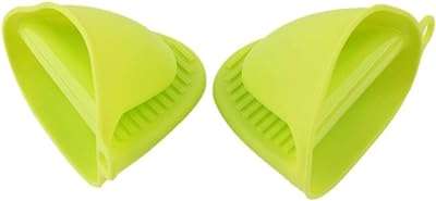 Gants de cuisine isolés 2 pièces pour la cuisson la vaisselle le four. DIAYTAR COTE D'IVOIRE, votre destination shopping en ligne inégalée. Avec une variété étendue de produits discount pour la maison, l'électroménager, l'informatique, la mode et les gadgets, vous pouvez vous attendre à des offres exceptionnelles et à des économies considérables, tout en bénéficiant d'une expérience de shopping pratique et personnalisée.