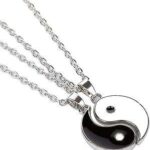 Yinyang bff couple pendentif collier pour femmes hommes puzzle rayures assorties. Avec DIAYTAR COTE D'IVOIRE, dites adieu aux prix élevés ! Découvrez notre gamme complète de produits discount, des accessoires de maison aux équipements électroniques, en passant par la mode et les gadgets à la pointe de la technologie. Trouvez tout ce dont vous avez besoin à prix réduits en quelques clics seulement.