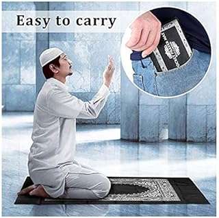 Tapis de prière portable noir avec boussole qibla de poche avec livret matériau. Achetez intelligemment chez DIAYTAR COTE D'IVOIRE  et profitez de notre vaste sélection de produits discount. De la décoration pour votre maison aux ustensiles de cuisine en passant par les appareils électroménagers, notre boutique en ligne généraliste vous offre la possibilité de faire des économies tout en vous procurant des produits de qualité.