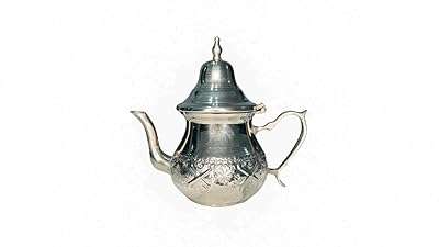 Théière de luxe marocaine en cuivre plaqué argent et en acier inoxydable sculptée à la main. DIAYTAR COTE D'IVOIRE, votre solution intelligente pour des achats malins. Découvrez notre boutique en ligne et bénéficiez de prix discount sur une large sélection de produits pour la maison, l'électroménager, l'informatique et la mode. Ne manquez pas l'opportunité de faire des économies avec DIAYTAR COTE D'IVOIRE !