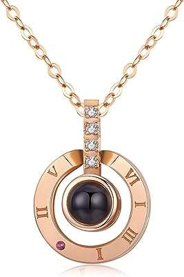 Collier de pierres u love you en 100 langues or rose avec coffret. DIAYTAR COTE D'IVOIRE  est votre allié pour des achats discount de qualité. Explorez notre boutique en ligne et découvrez notre gamme complète de produits pour la maison, l'électroménager, l'informatique, la mode et les gadgets, le tout à des prix avantageux qui ne sacrifient pas la qualité.