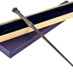 La baguette de harry potter dans la boîte. Faites des économies sans compromis sur la qualité avec DIAYTAR COTE D'IVOIRE  ! Trouvez tout ce dont vous avez besoin, de l'électroménager aux gadgets high-tech en passant par les accessoires de mode, le tout à des prix défiant toute concurrence. Visitez notre boutique en ligne et découvrez un large choix de produits discount pour améliorer votre quotidien.