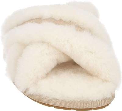 Pantoufles scuffita ugg pour femmes. Découvrez DIAYTAR COTE D'IVOIRE, votre boutique en ligne incontournable pour des affaires discount. Profitez de nos multiples catégories allant des articles pour la maison aux gadgets dernier cri, en passant par la mode à petits prix. Faites-vous plaisir sans vous ruiner avec notre sélection variée !