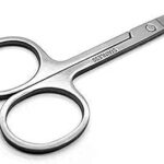 Ciseaux en acier inoxydable avec lames incurvées et tranchantes pour sourcils poils du visage. DIAYTAR COTE D'IVOIRE  - la référence en matière de shopping en ligne à prix réduit. Trouvez tout ce dont vous avez besoin pour votre maison, de l'électroménager pratique aux articles de mode tendance, en passant par les dernières innovations technologiques. Faites des économies sans compromettre la qualité avec notre selection de produits discount de confiance.