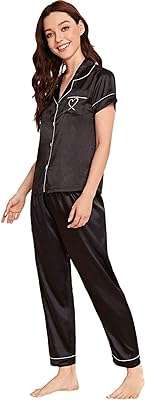 Ensemble pyjama en satin de soie short à manches boutonnées en forme de cœur brodé et pantalon. DIAYTAR COTE D'IVOIRE  est là pour rendre votre budget heureux et votre shopping facile. Parcourez notre gamme complète de produits discount de qualité supérieure allant de la maison à l'électroménager, de l'informatique à la mode, et trouvez des articles pour chaque aspect de votre vie à des prix imbattables!