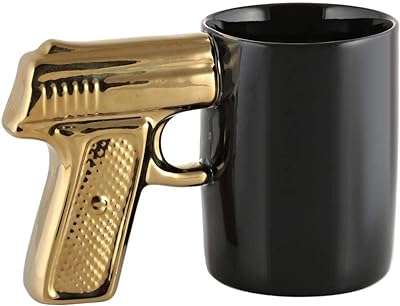 Tasse en céramique avec anse en forme de pistolet 1 pièce noir et or. DIAYTAR COTE D'IVOIRE  : la référence en matière d'achats discount en ligne ! Découvrez notre large sélection de produits à des prix imbattables, de la maison à l'électroménager, en passant par l'informatique et la mode. Grâce à nos offres exclusives, faites-vous plaisir sans vous ruiner et profitez d'une qualité inégalée !