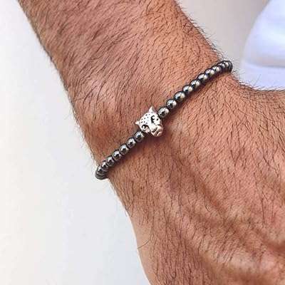 Un bracelet pour homme distinctif brodé de perles d'hématite motif tête. Maximisez votre budget chez DIAYTAR COTE D'IVOIRE, votre destination en ligne pour des affaires imbattables. Nous vous offrons une gamme complète de produits discount, allant des articles de la maison à l'électroménager, de l'informatique à la mode. Faites des économies sans compromettre la qualité avec DIAYTAR COTE D'IVOIRE !