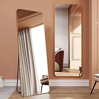 Miroir de courtoisie pleine longueur avec cadre fin support mural en alliage. DIAYTAR COTE D'IVOIRE, votre boutique en ligne discount pour toutes vos nécessités. Faites des économies sur vos achats de meubles de maison, d'équipements électroniques, de gadgets et bien plus encore. Profitez de nos prix attractifs sans jamais compromettre la qualité.
