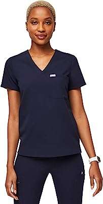 Haut d'uniforme figgs catarina pour femme coupe classique une poche extensible dans les quatre. Achetez intelligemment chez DIAYTAR COTE D'IVOIRE  et profitez de notre vaste sélection de produits discount. De la décoration pour votre maison aux ustensiles de cuisine en passant par les appareils électroménagers, notre boutique en ligne généraliste vous offre la possibilité de faire des économies tout en vous procurant des produits de qualité.